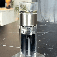 teeaufgussmitaromatischemdampfineinemglasbechermitviellosenteekrautundbluetendaneben_2.gif
